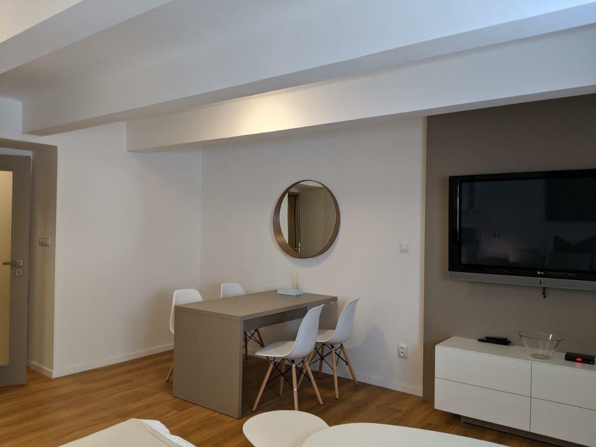 Ap 1 - Apartments 4U Brezinova "Overnight Simply" Градец-Кралове Экстерьер фото