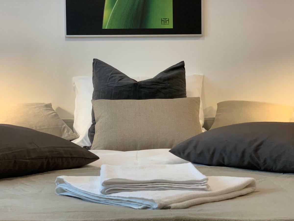 Ap 1 - Apartments 4U Brezinova "Overnight Simply" Градец-Кралове Экстерьер фото